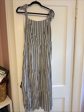 Black And Old Navy White Maxi Dress for Sale up to 90% Off: Poshmark